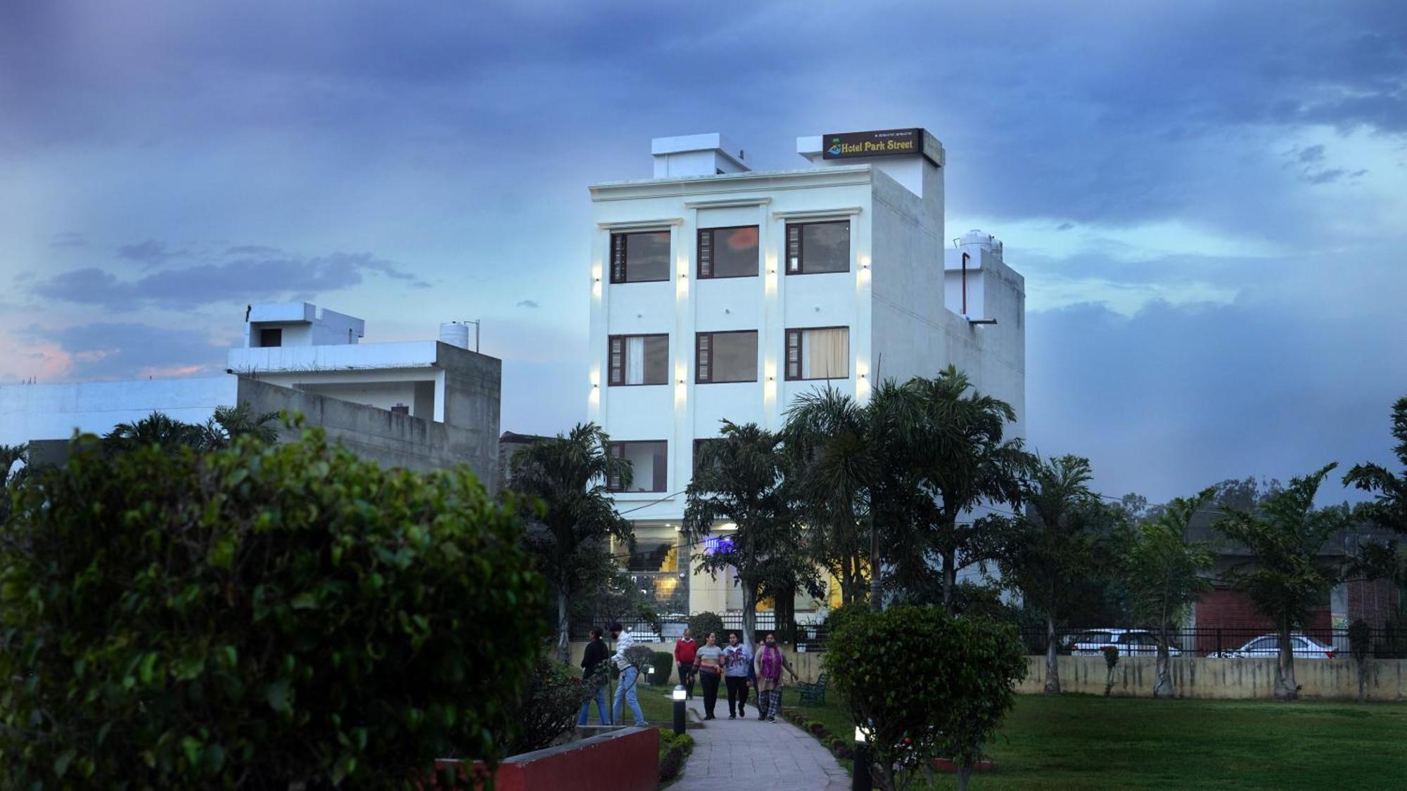 Hotel Park Street Pathānkot Екстериор снимка